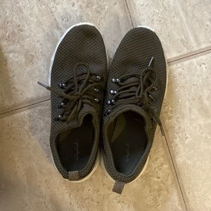 green workout shoes,